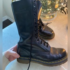 Women’s size 7, 14 hole black dr martens.